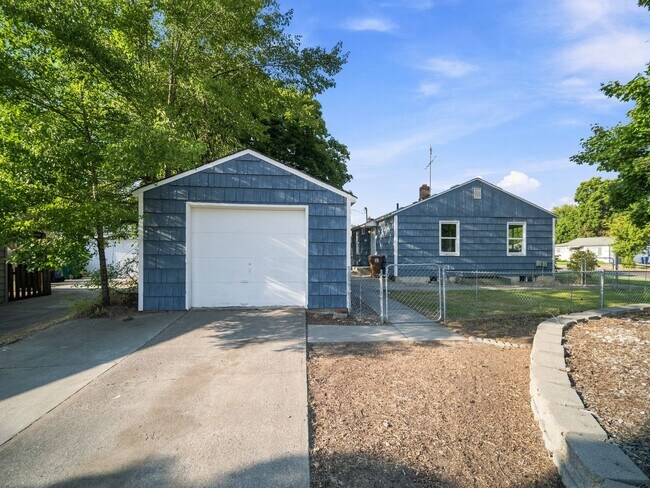 Building Photo - 6011 N Braeburn Dr