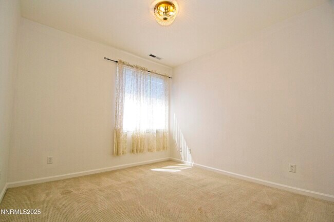 Building Photo - 3075 Roxbury Dr