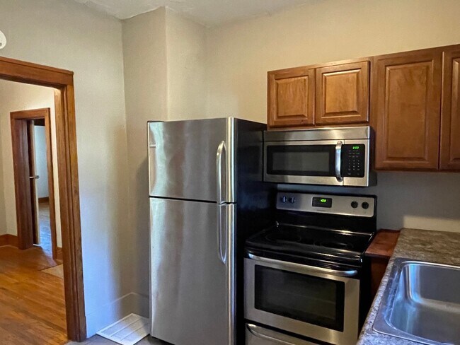 Building Photo - 904 N Busey Ave