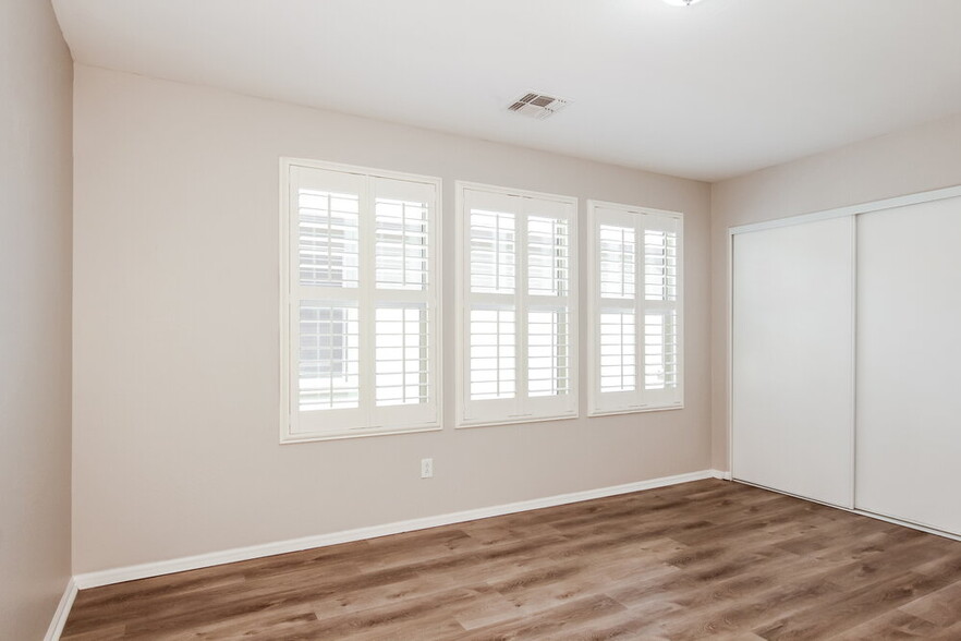 Building Photo - 10817 W Elm St