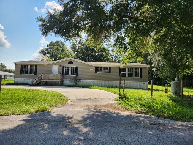 Building Photo - 3 Bed 2 Bath  FENCED land w/ Workshop 3 Miles from WEC!