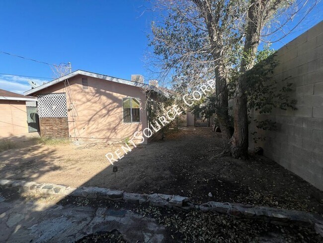 Building Photo - 808 Arville Ave