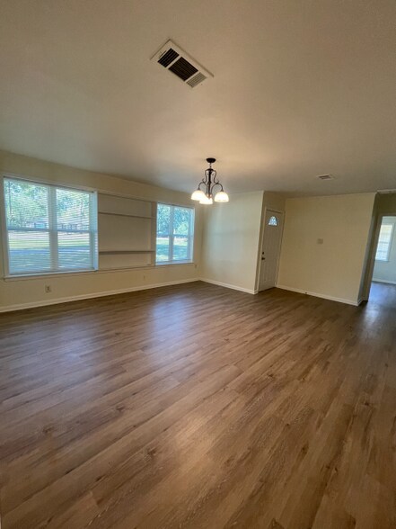 Building Photo - 824 N Anita Ave