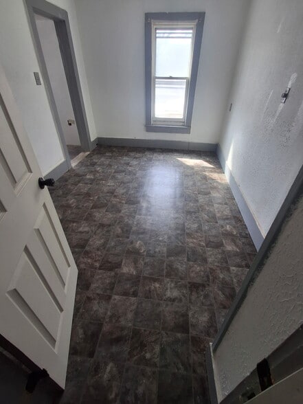 Building Photo - 1558 N Main St