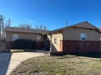 Building Photo - 4 bed 1.5 bath converted garage!