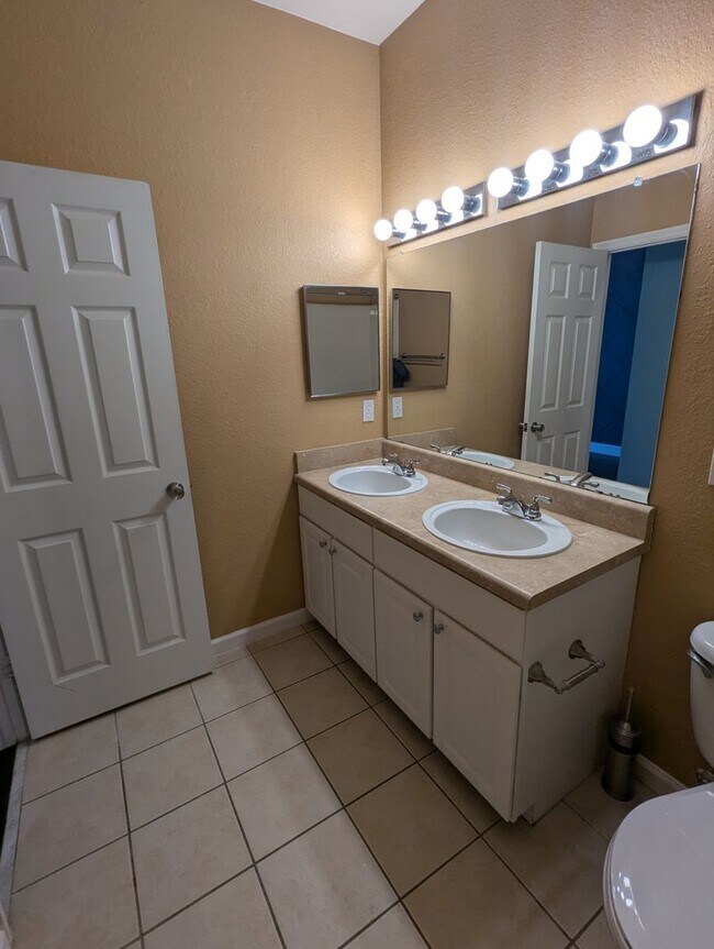 Building Photo - 2 Bedroom / 2.5 Bathroom Townhome – Magnolia Place
