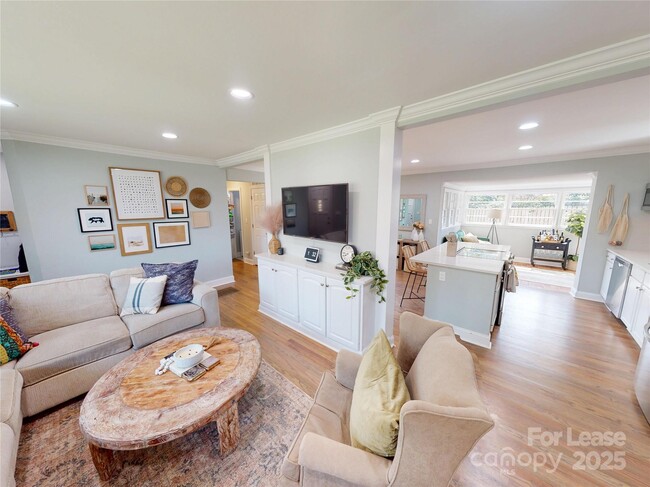Building Photo - 652 Manhasset Rd