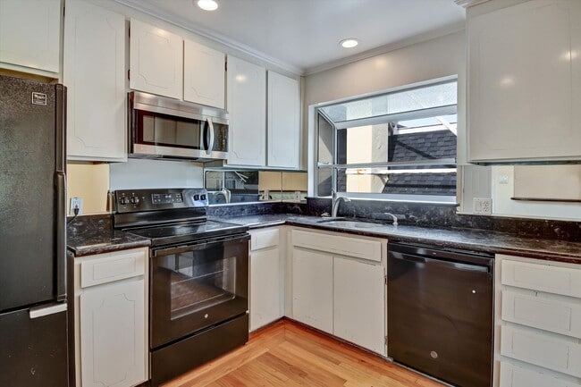 Building Photo - Spacious & Stylish Home in Pacifica’s Desirable Fairmont Neighborhood