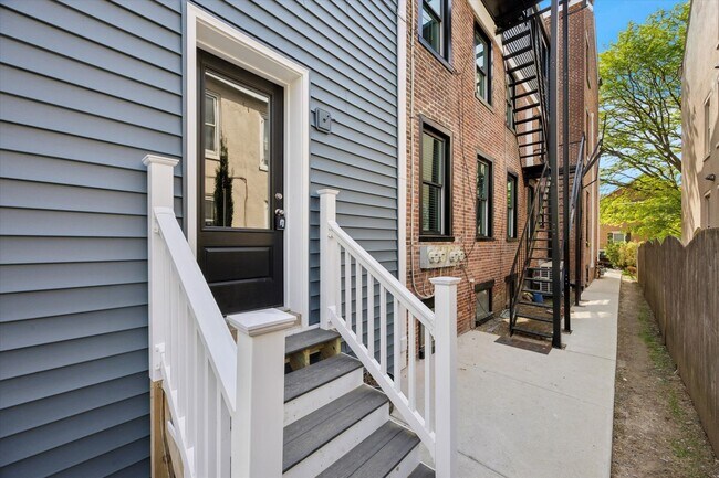 Building Photo - Luxury 2BR/1BA Apartment in the Heart of D...