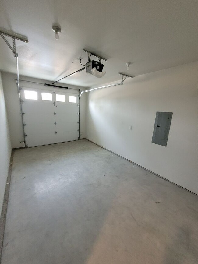 Building Photo - 527 Canterbury Ln