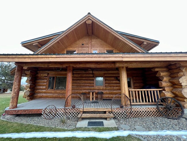 Building Photo - Enchanting Log Home for Lease