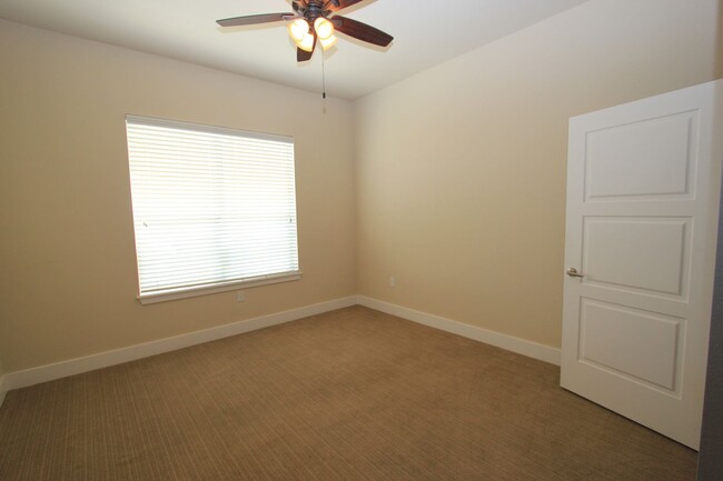 Building Photo - Gorgeous Corner Unit DTC Condo