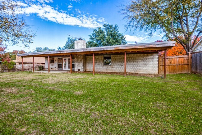 Building Photo - Stylish Home with Big Backyard in Prime Lo...