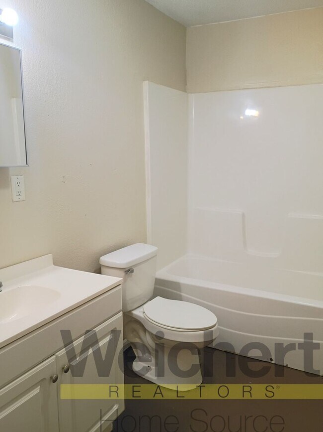 Building Photo - All-Inclusive 2-Bed Apartment for Rent