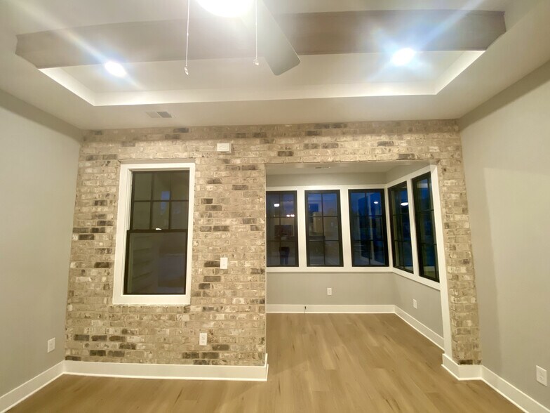 Building Photo - 1026 Windsor Dr