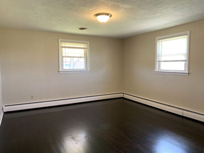 Building Photo - Move-in ready!! Bonus room that could easi...