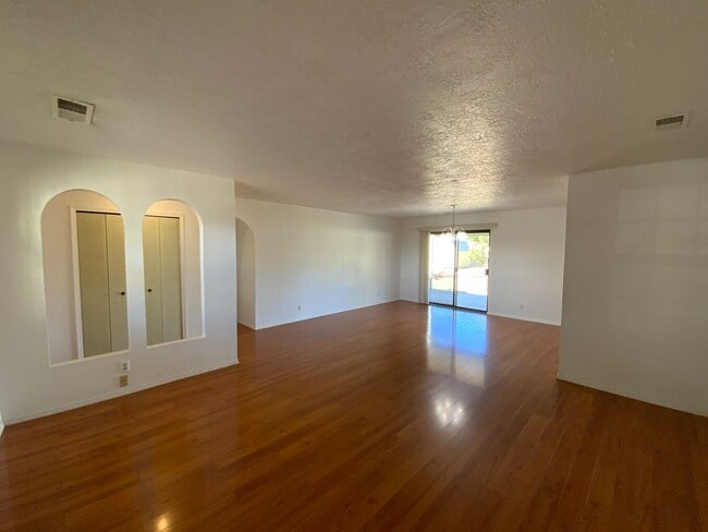 Building Photo - 3 Bedroom Single Story Home Available Near...