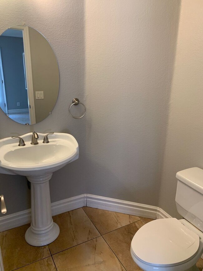 Building Photo - Beautiful Home - Guard Gated Golf Course C...
