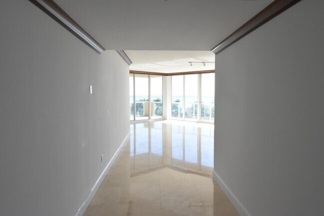 Building Photo - 1063 Hillsboro Mile