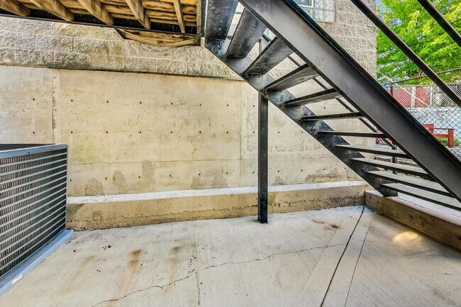 Building Photo - 2002 W Coulter St