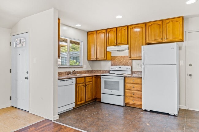 Building Photo - Sheffield Village Living: Spacious 2BD w/ Parking in San Leandro School District