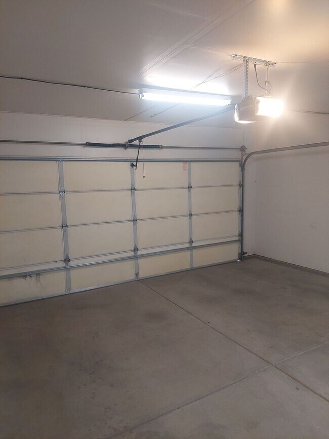 Building Photo - Nice unit with 2 car garage