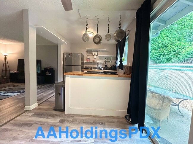 Building Photo - 2312 NE Lombard St