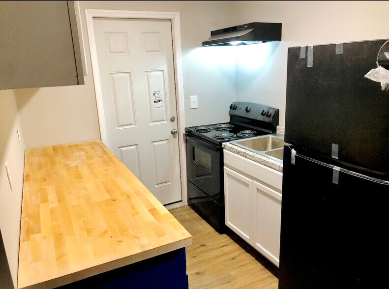 Building Photo - 203 Main St