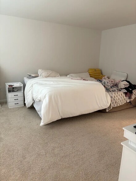 Building Photo - Room in House on Moore Crk Dr