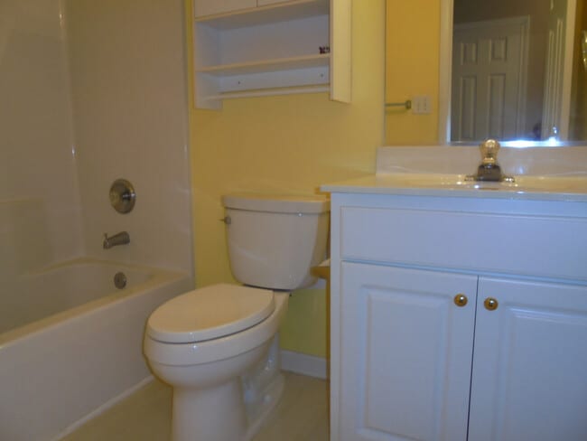 Building Photo - Spacious 2 story with double garage in Jam...