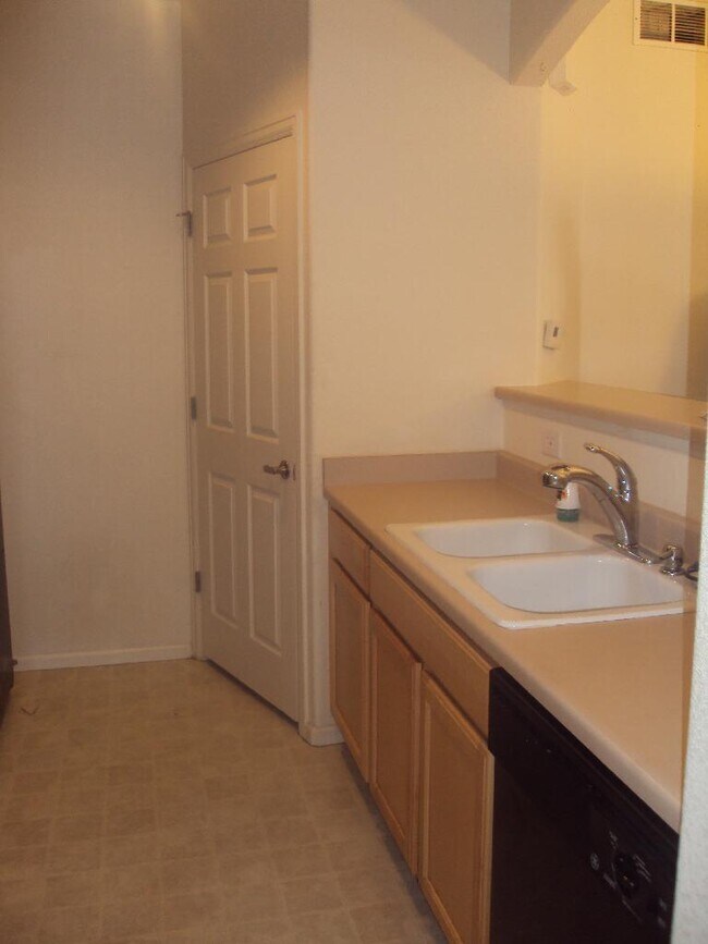 Building Photo - 2BR/2BA Condo + W/D + Pool+GYM-AVAIL 8/20