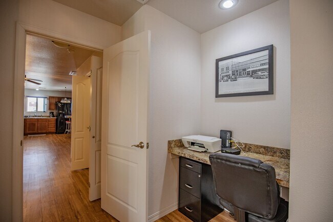 Building Photo - 800 Sherwood Dr