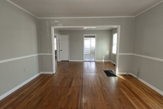 Building Photo - Cute Central Columbia Home