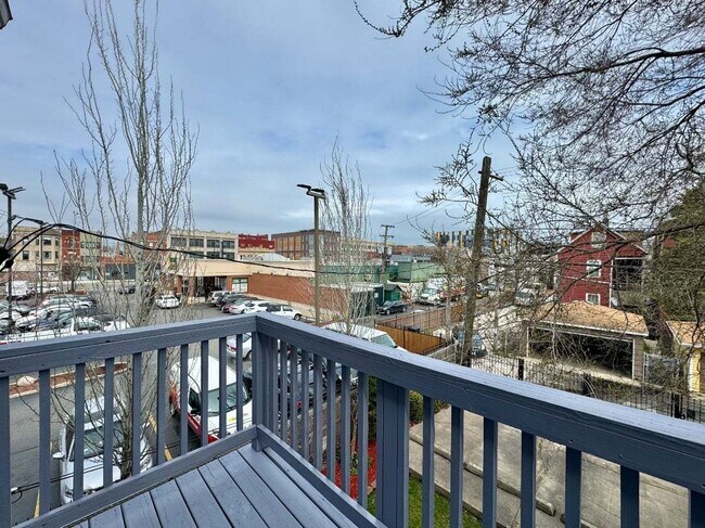 Building Photo - 1537 N Fairfield Ave