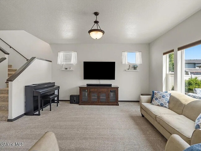 Building Photo - 1824 E Warbler Ln