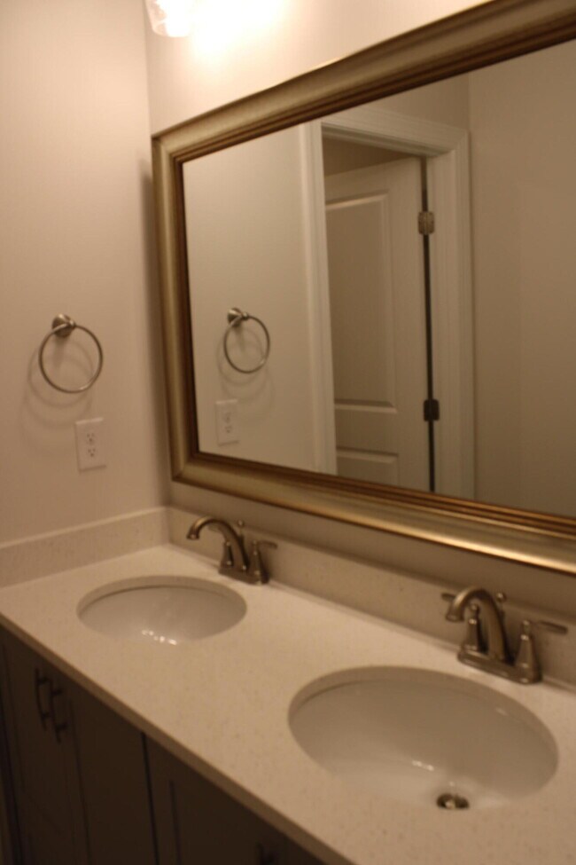 Building Photo - 846 Lillian Pk Dr