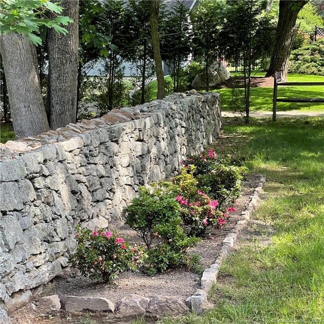 Building Photo - 92 Compo Rd S