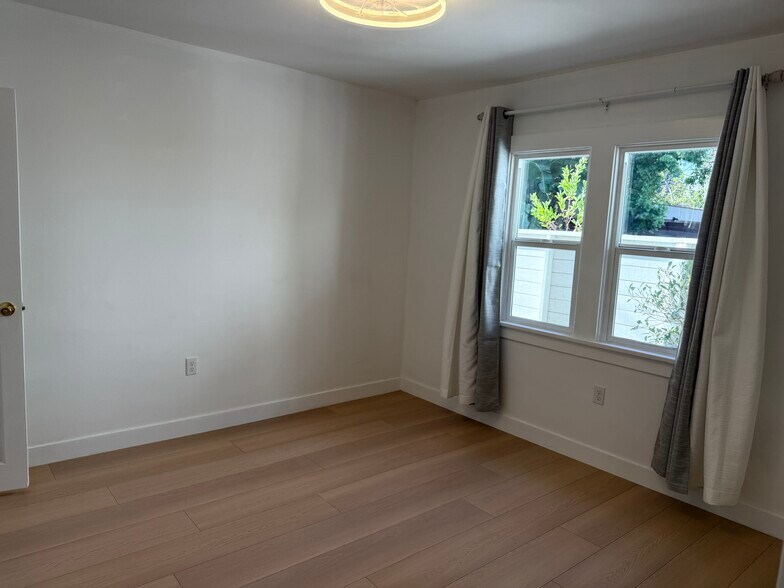 Building Photo - 8730 Rosewood Ave