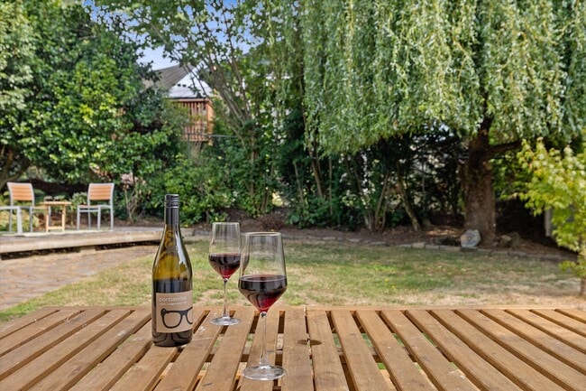 Building Photo - 7227 SE Hawthorne Blvd