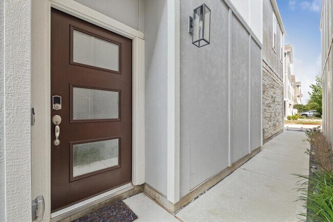 Building Photo - 1806 La Magnolia Dr