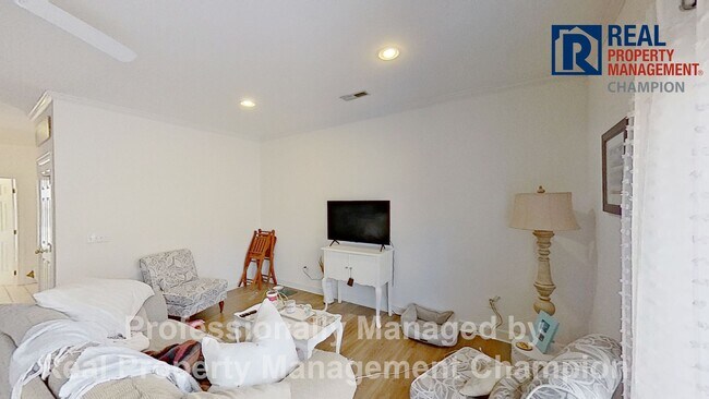 Building Photo - Adorable 2 BD Townhome with Private Patio