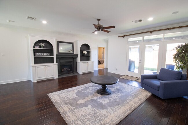 Building Photo - 306 N 10th St