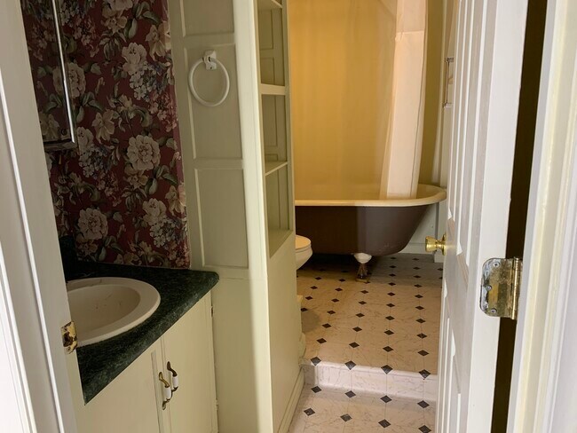 Building Photo - 612 Leawood Dr