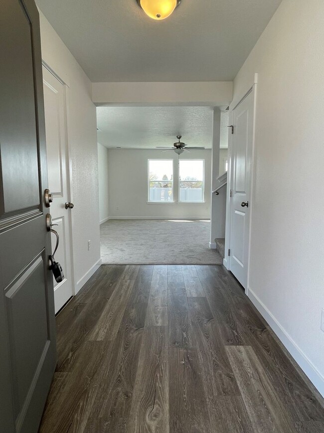 Building Photo - Bright and spacious 4 Bedroom 2.5 Bath hom...