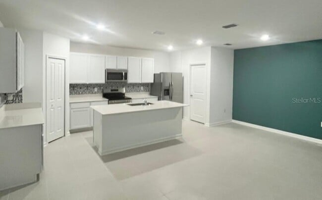 Building Photo - 2215 Green Valley St