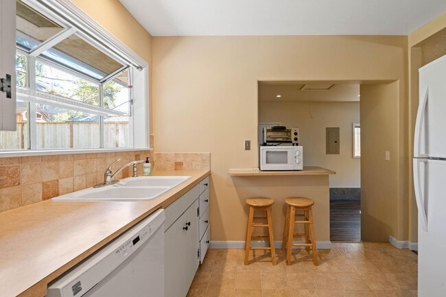 Building Photo - Charming, retro 2-bdrm/2-bath ranch in tranquil setting w/ large family room