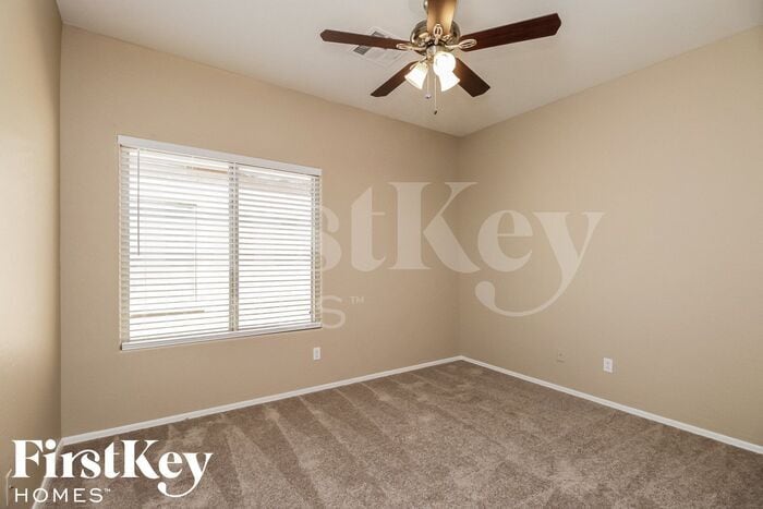 Building Photo - 1206 E Daisy Way