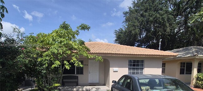 Building Photo - 2018 SW 58th Ct