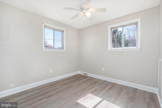 Building Photo - 150 Fairway Rd