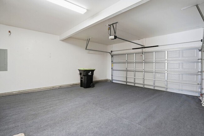 Building Photo - BEAUTIFUL single-Family home with $500 towards first month's rent- 2-Car Garage | Community Pool ...